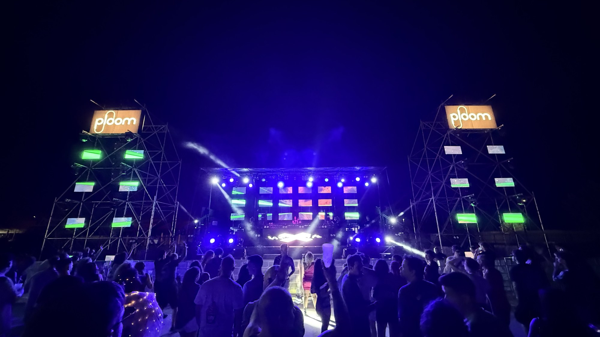 Público en el stage PLOOM con el logo de The Lady Snake